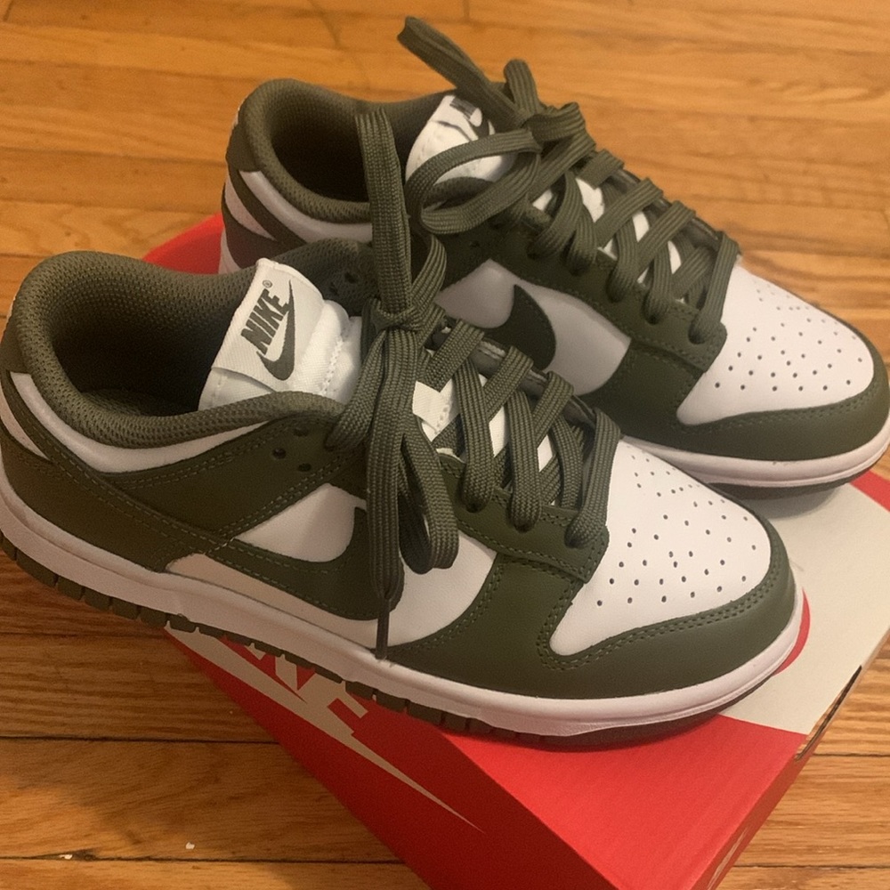 🆕 Nike Dunk Low Olive size 6 Womens